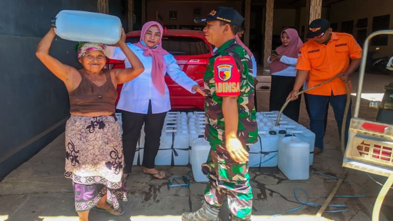 Seorang warga Desa Gunung Putri, Kecamatan Suboh, Situbondo, Jatim, menyunggi jerigen berisi air bersih dari lokasi pendistribusian air. Rabu (12/7/2023) ANTARA/HO-BPBD Situbondo