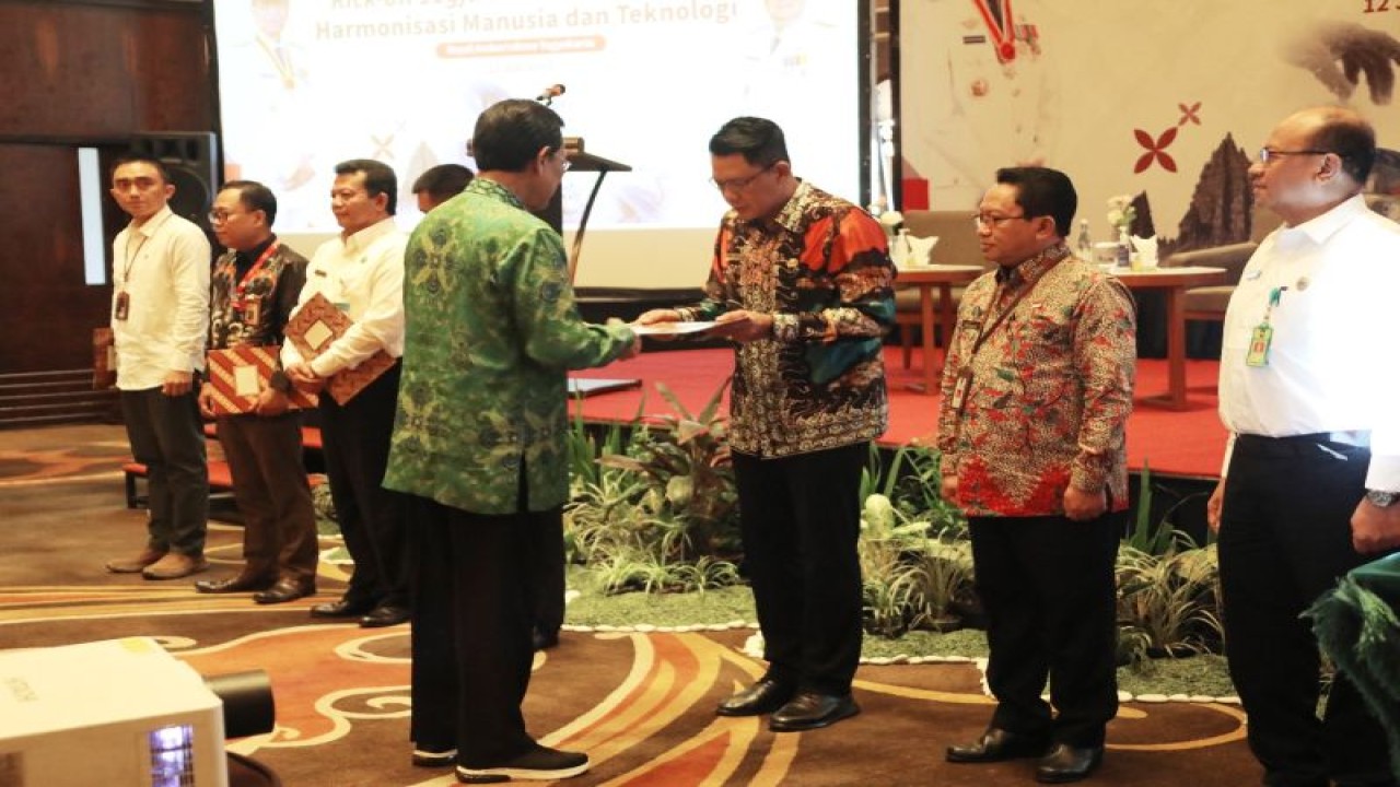 Wakil Bupati Sleman Danang Maharsa menerima Surat Keputusan (SK) Gugus Tugas Smart Province yang diserahkan langsung oleh Gubernur DIY Sri Sultan Hamengku Buwono X pada Kick-off Jogja Smart Province di Royal Ambarrukmo, Rabu (12/7/2023). ANTARA/HO-Bagian Prokopim Setda Sleman