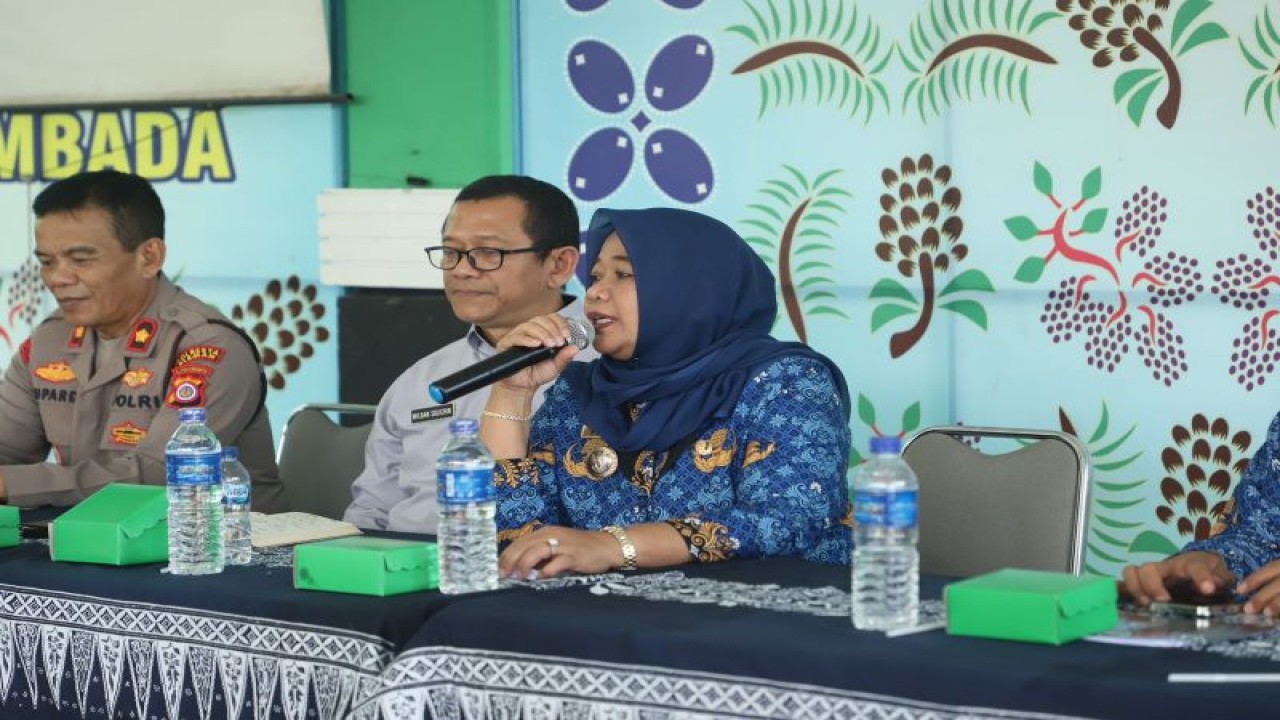 Bupati Sleman Kustini Sri Purnomo saat melakukan monitoring dan evaluasi TPPS Kapanewon Sleman, Senin (17/7/2023). ANTARA/HO-Bagian Prokopim Setda Sleman
