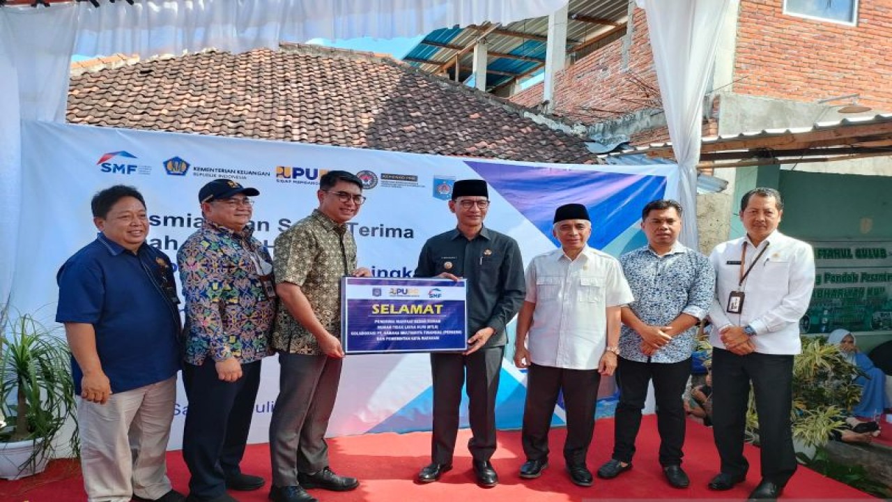 Rumah layak huni yang dibangun SMF diresmikan oleh Walikota Mataram Mohan Roliskana, Direktur Keuangan dan Operasional SMF Bonai Subiakto, Direktur Pengembangan Kawasan Permukiman Direktorat Jenderal Cipta Karya Kementerian PUPR Johanes Wahyu Kusumosusanto, Asisten Deputi Penanganan Kemiskinan Kementerian Koordinator Pembangunan Manusia dan Kebudayaan Katiman, dan Kepala KPKNL DJKN, Kemenkeu, Kurniawan Catur Andrianto di Mataram, NTB, Kamis (13/7/2023). ANTARA/HO-SMF.