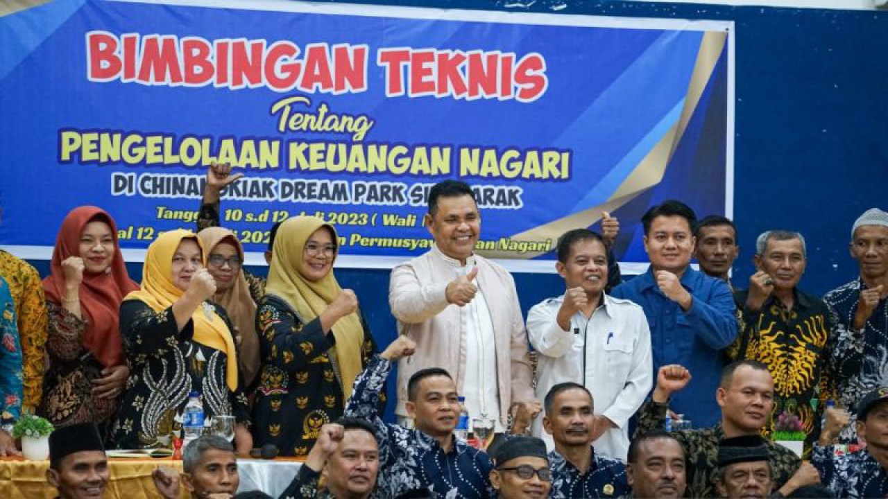 Foto bersama Bupati Solok Epyardi Asda (tengah) saat menghadiri Bimtek optimlisasi pengawasan pengelolaan dana desa Kabupaten Solok, Sumbar (ANTARA/HO-Diskominfo Solok)