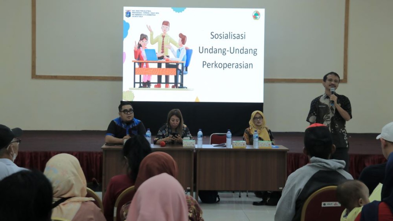 Anggota Komisi VI DPR RI dari Fraksi PDI Perjuangan Sondang Tampubolon menjadi narasumber 'Sosialisasi Undang-Undang Perkoperasian', di Gelanggang Remaja Duren Sawit, Jakarta Timur (Jaktim), pada Kamis, 20 Juli 2023. (Foto: Wira Ginting)