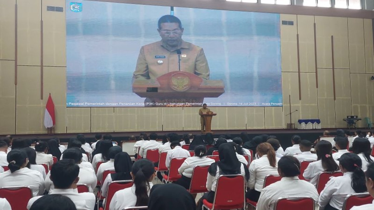 Penjabat Wali Kota Sorong George Yarangga saat memberikan sambutan pada penyerahan SK guru PPPK di lingkungan Pemerintah Kota Sorong, Provinsi Papua Barat Daya, Jumat (14/7/2023) (FOTO ANTARA/Yuvensius Lasa Banafanu)