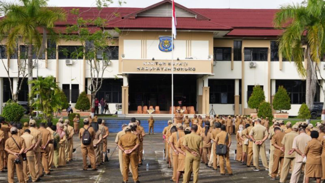ASN Kabupaten Sorong tengah mengikuti apel pagi di halaman Kantor Bupati Sorong, Senin (24/7) (ANTARA/Yuvensius Lasa Banafanu)