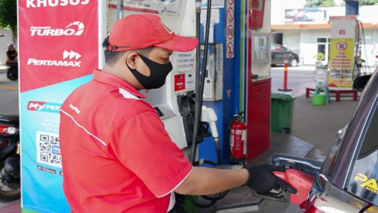 Operator SPBU sedang mengisi BBM ke kendaraan konsumen, Kamis (6/7/2023). ANTARA/HO-Pertamina.