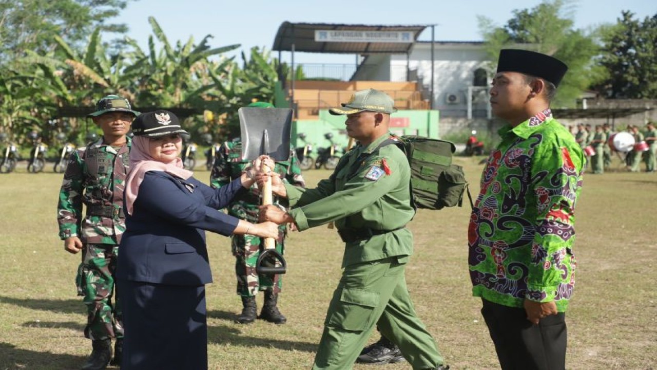 Bupati Sleman Kustini Sri Purnomo secara simbolis menyerahkan peralatan kerja pada pembukaan TMMD Sengkuyung Tahap II TA 2023 Kodim 0732/Sleman di Lapangan Nogotirto, Rabu (12/7/2023). ANTARA/HO-Bagian Prokopim Setda Sleman