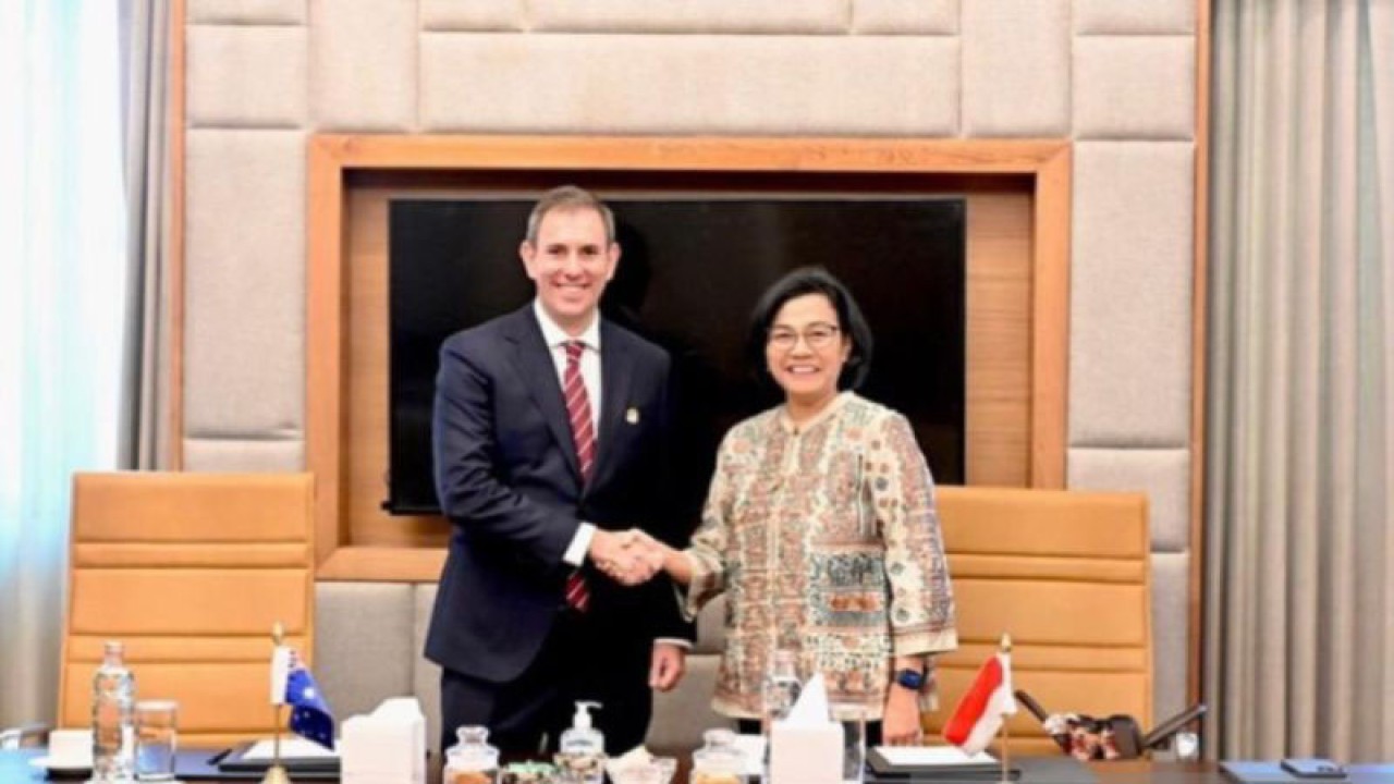 Menteri Keuangan (Menkeu) RI Sri Mulyani bersama Menteri Keuangan Australia James Edward Chalmers bertemu di sela-sela agenda rangkaian pertemuan tingkat Menteri dan Gubernur Bank Sentral G20 ke-3 (3rd G20 FMCBG) di bawah Presidensi India. ANTARA/Instagram/@smindrawati