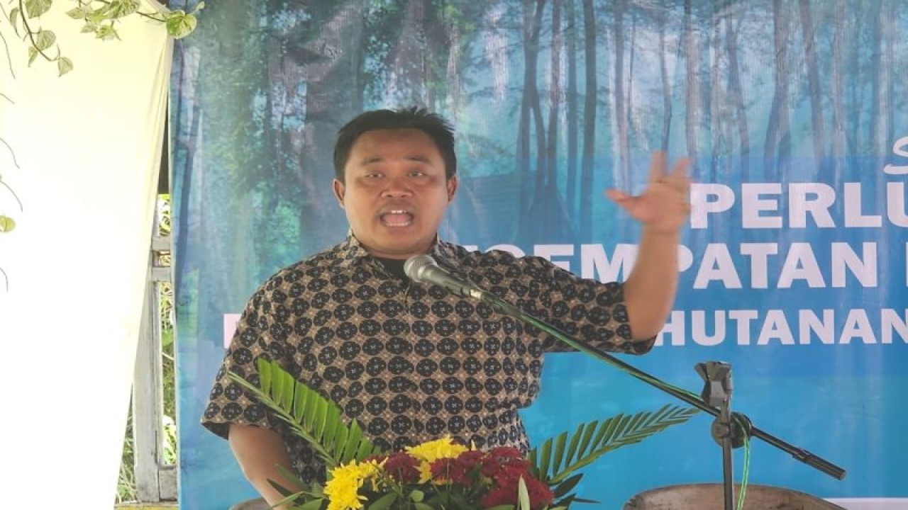 Staf Khusus Menteri Ketenagakerjaan, Caswiyono Rusydie Cw dalam kegiatan Konsolidasi Perhutanan Sosial Jawa di Omah Tani Batang, Jawa Tengah, Minggu (9/7/2023). (ANTARA/HO-Kemnaker)