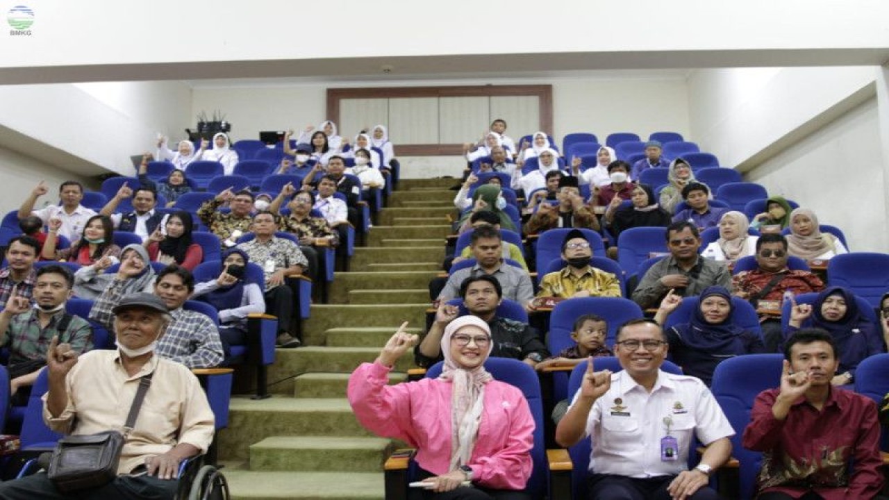 Staf Khusus Presiden bidang Sosial Angkie Yudistia (ketiga kanan) dalam seminar "Informasi Cuaca, Iklim, Gempa Bumi, dan Tsunami Ramah Disabilitas" di Universitas Islam Negeri (UIN) Syarif Hidayatullah, Ciputat, Tangerang Selatan, Banten, Kamis (20/7/2023). (ANTARA/HO-BMKG)
