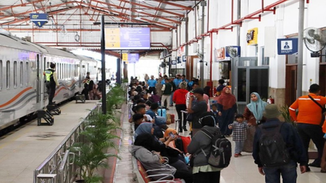 Sejumlah penumpang KA menunggu kedatangan kereta di Stasiun Madiun, Kota Madiun, Rabu (19/7/2023). ANTARA/HO-Humas Daop 7 Madiun