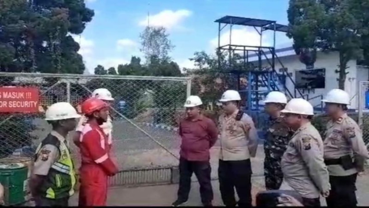 Foto dok. Aparat kepolisian melakukan pengawasan di Stasiun Pengisian Bulk Elpiji di Jember. (ANTARA/HO-Polres Jember)