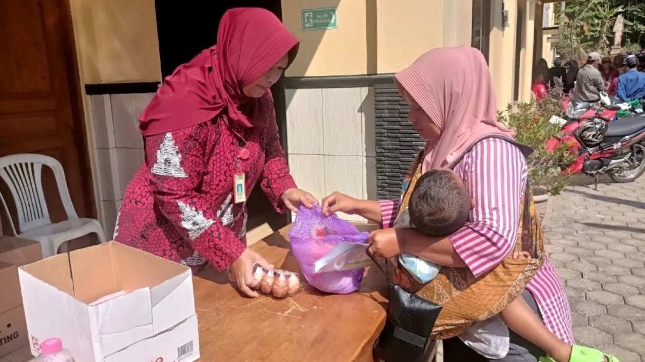 Bantuan pangan pencegahan stunting dari pemerintah pusat kembali dibagikan untuk ribuan keluarga risiko stunting (KRS) di Kabupaten Semarang. (Istimewa/jatengprov.go.id)