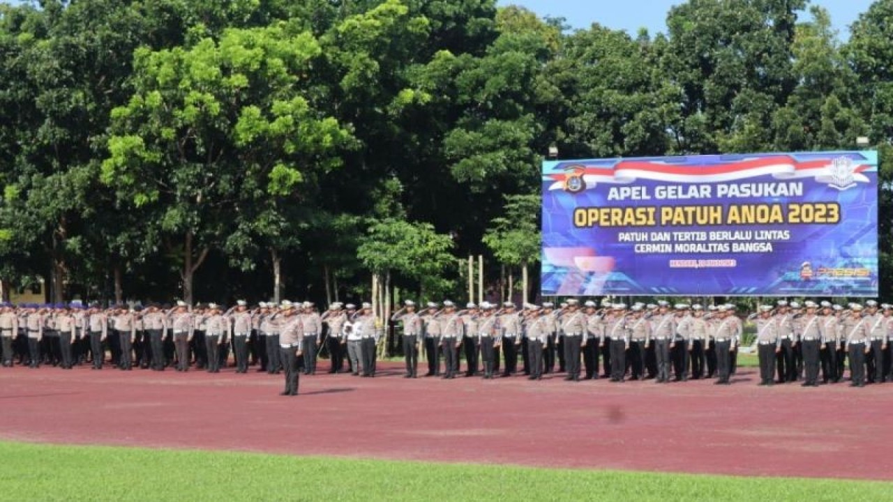 Suasana apel gelar pasukan Operasi Patuh Anoa 2023 di Polda Sultra di Kendari, Senin (10/7/2023) ANTARA/Harianto.