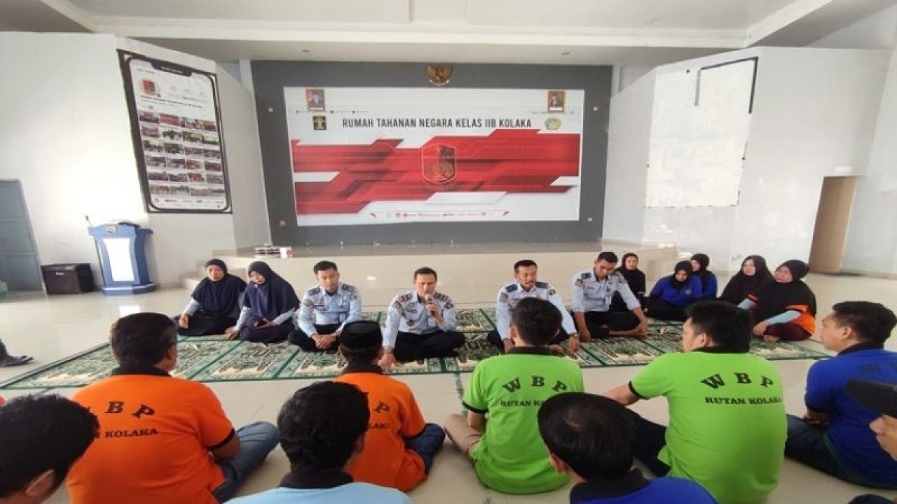 Suasana keakraban antara petugas rutan dan warga binaan dalam melakukan agenda dialog dan silaturahmi. Antara/HO-Humas Rutan Kolaka.