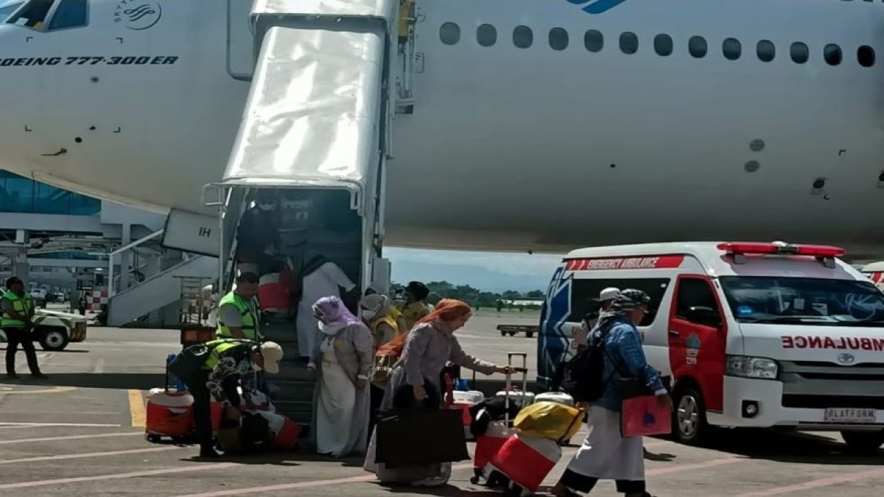 Suasana kepulangan jamaah haji Kloter 1 Embarkasi Haji Makassar pada Rabu (5/7/2023). Antara/ HO-Embarkasi Makassar