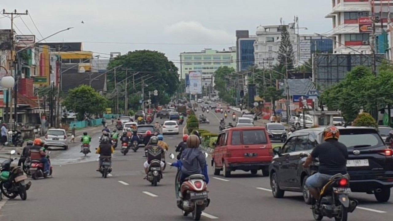 Suasana lalu lintas di Palembang (ANTARA/Yudi Abdullah)