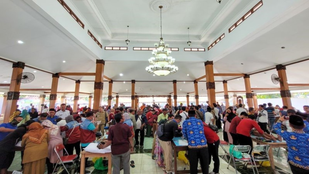 Suasana pelayanan khitan massal gratis di Pendopo Kabupaten Situbondo, Jawa Timur, Senin (3/7/2023). (ANTARA/Novi Husdinariyanto)
