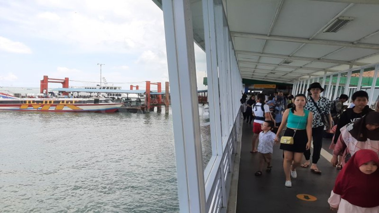 Suasana penumpang di Pelabuhan SBP Tanjungpinang, Kepri. (Ogen)