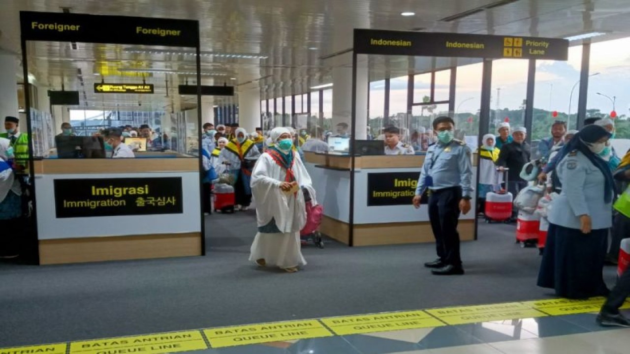 Suasana saat jamaah haji tiba di Bandara Hang Nadim Batam. (ANTARA/HO-Humas BIB)