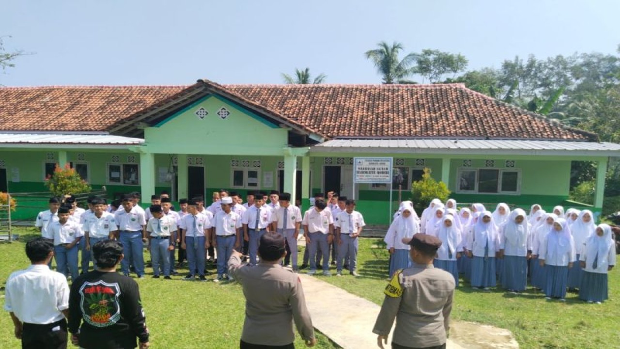 Suasana saat pihak kepolisian melakukan sosialisasi bahaya narkoba di Pesisir Barat. ANTARA/HO-Humas Polres Pesibar