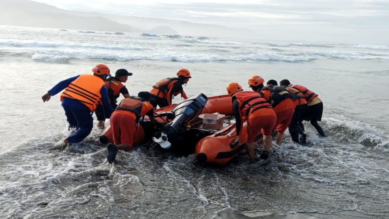 Suasana saat tim SAR gabungan melakukan pencarian terhadap korban hilang di Pesisir Barat. ANTARA/HO