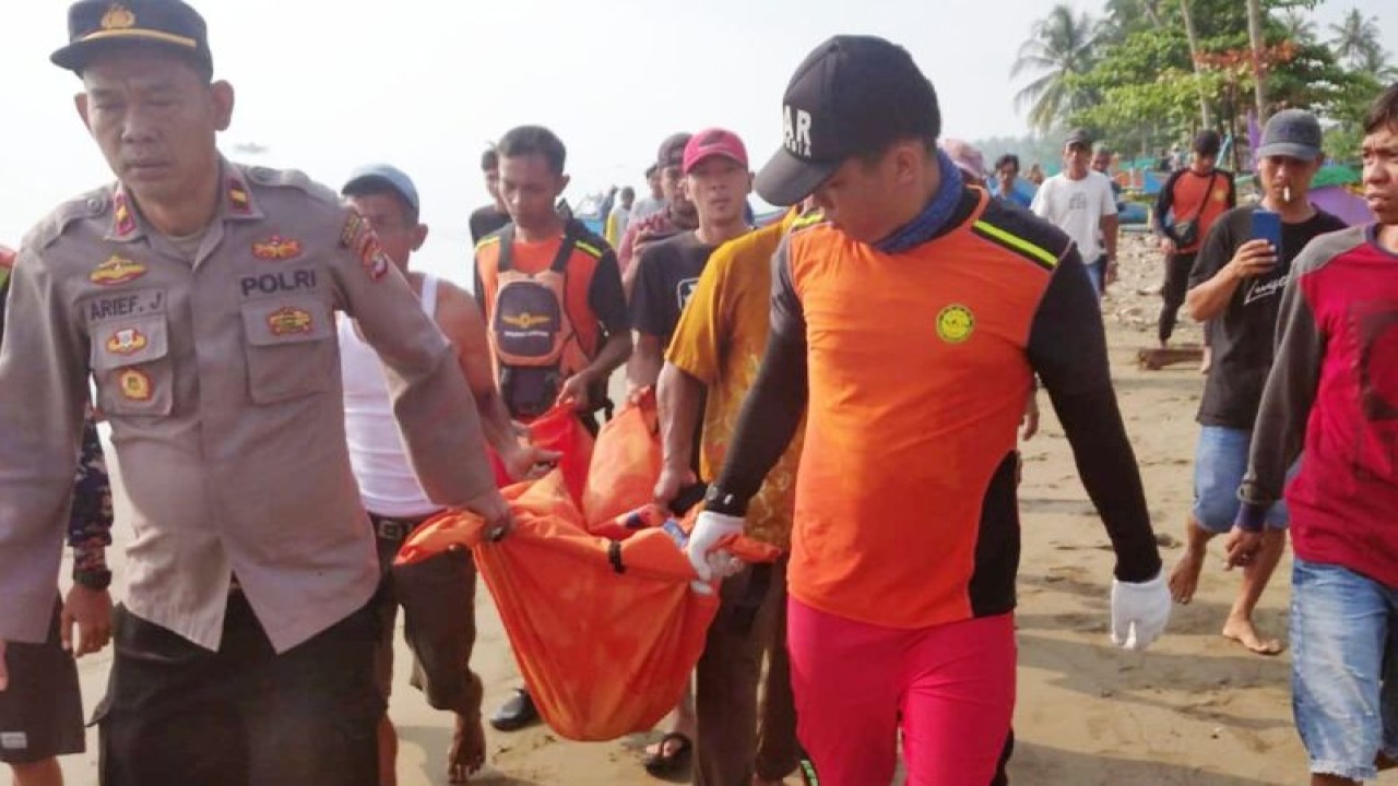 Suasana saat tim SAR mengevakuasi korban yang hilang di panta (ANTARA/HO/ Humas Basarnas Tanggamus)