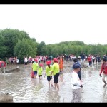 Suasanan para peserta Jumbara saat melakukan penanaman mangrove di Lampung Selatan. (ANTARA/Riadi Gunawan)-1688549313