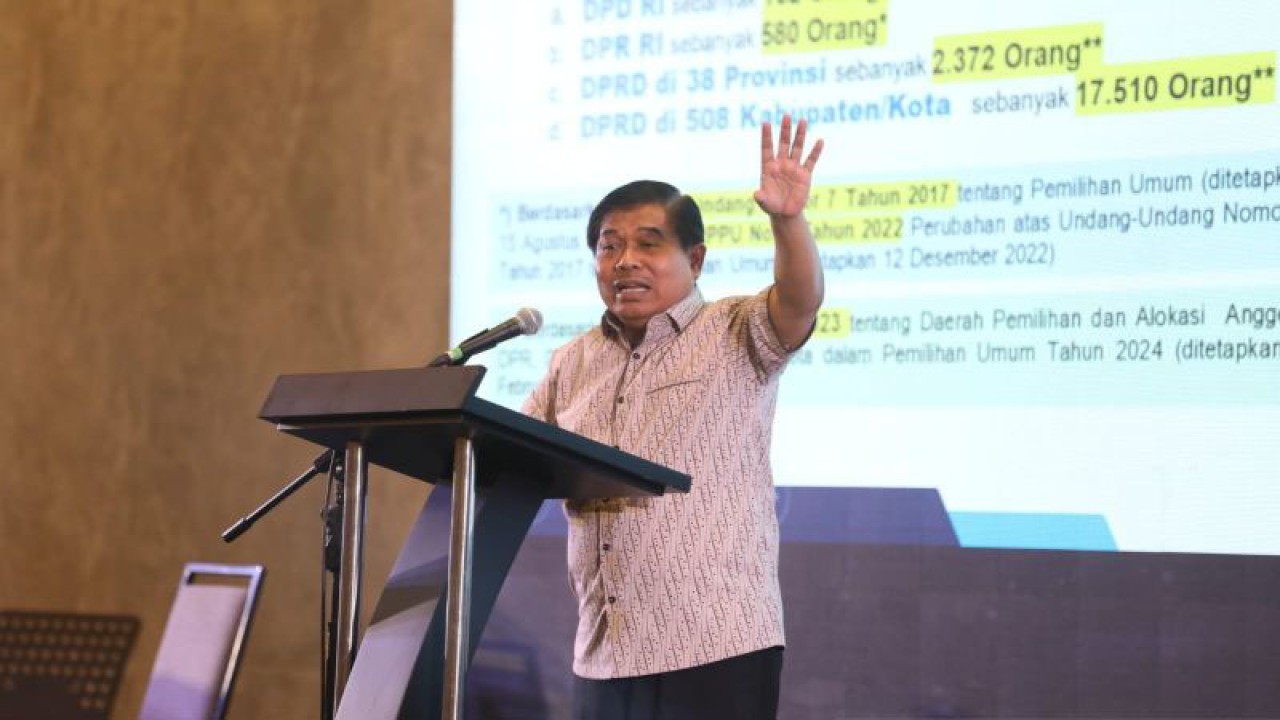 Sekretaris Jenderal Kementerian Dalam Negeri Suhajar Diantoro dalam Seminar Nasional bertajuk "Penguatan Integritas dan Netralitas ASN untuk Mewujudkan Pemilu dan Pemilihan Berkualitas Tahun 2024” bagi Purna Praja STPDN XIII di Mason Pine Hotel Bandung, Senin (24/7/2023). (ANTARA/HO-Puspen Kementerian Dalam Negeri)