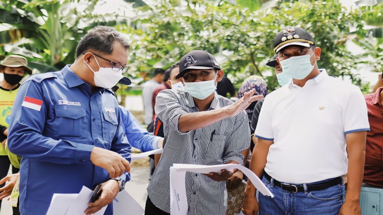 Dokumentasi - Bupati Sukamara Windu Subagio (kanan) dan Kadislutkan Kalteng Darliansjah (kiri) bersama Tim Percepatan Pembangunan Kawasan Klaster Tambak Udang Vaname Kalimantan Tengah melaksanakan kunjungan teknis ke lokasi pembangunan tambak udang vaname di Desa Sei Raja, Kecamatan Jelai Kabupaten Sukamara, (17/7/2023). ANTARA/HO-Pemkab Sukamara