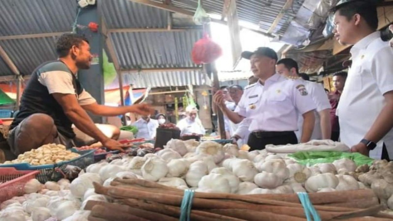 Penjabat Gubernur Sulbar Zudan Arif Fakhrullah melakukan pemantauan harga sembako setelah hari raya Idul Adha karena sebelumnya mengalami kenaikan di Mamuju, Kamis (06/7/2023) ANTARA Foto/ M Faisal Hanapi