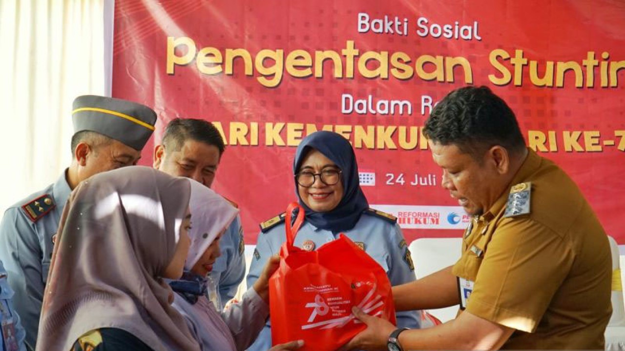 Kepala Divisi Administrasi Kemenkumham Sulsel Indah Rahayuningsih saat membagikan paket nutrisi tambahan bagi ibu hamil di Kelurahan Mangasa, Kecamatan Tamalate Makassar, Senin, (24/7/2023). ANTARA/HO/Kemenkumham Sulsel