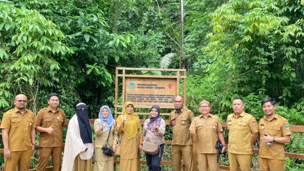 TKKSD Sumbar meninjau sejumlah kegiatan kerja sama BKK pariwisata di kawasan Geopark Sianok-Maninjau. (ANTARA/HO- Biro Pemerintahan Sumbar)
