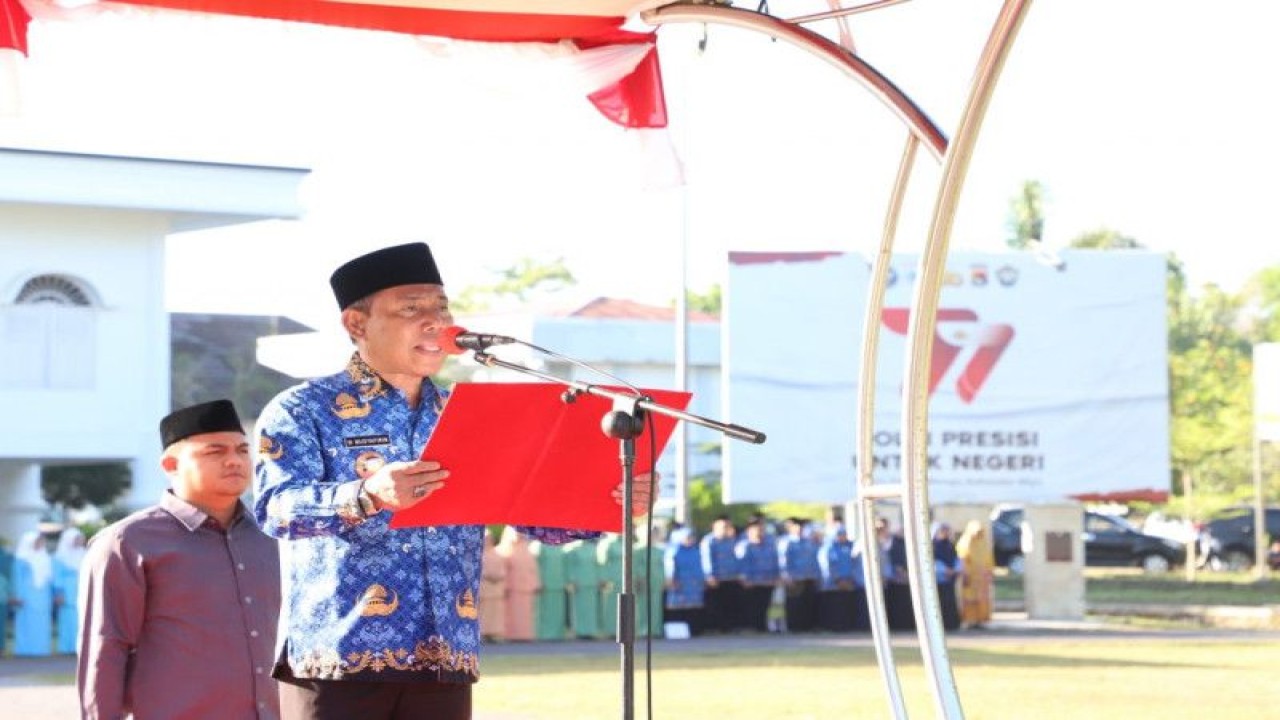 Bupati Sumbawa Barat, Nusa Tenggara Barat, Dr Musyafirin saat apel di halaman kantor bupati setempat, Kamis (20/7/2023). (ANTARA/Humas Pemkab Sumbawa Barat)