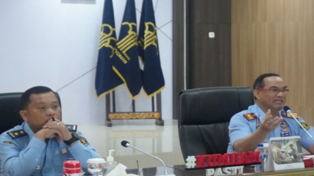 Kakanwil Kemenkumham Sumsel Ilham Djaya memberikan pengarahan ke jajaran. (ANTARA/Yudi Abdullah/23)