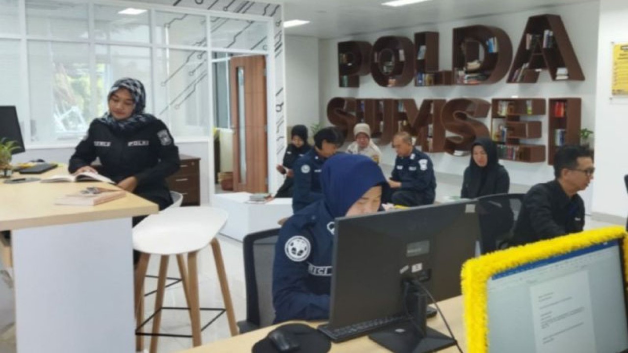 Suasana perpustakaan digital Mapolda Sumsel. (FOTO ANTARA/Yudi Abdullah)