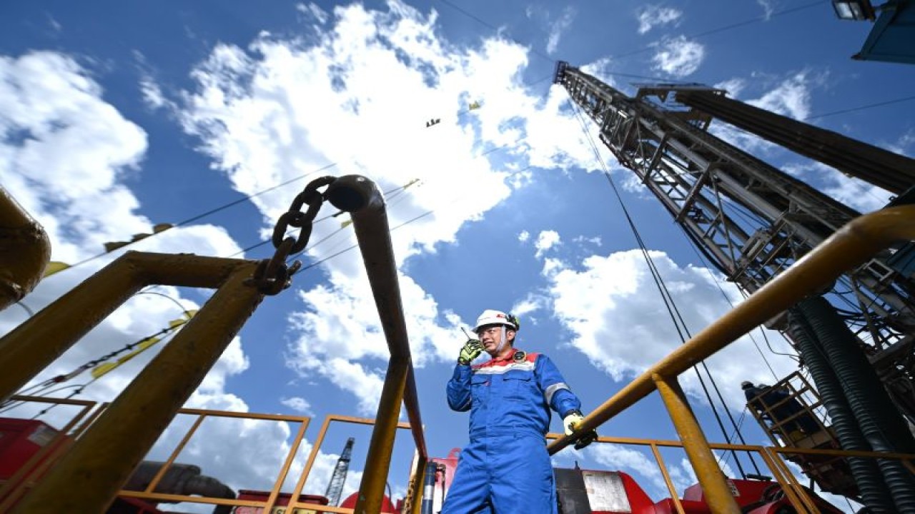 Pekerja PT Pertamina Hulu Rokan tengah melakukan peninjauan di salah satu sumur pengeboran di Wilayah Kerja (WK) Rokan. ANTARA/HO-PHR