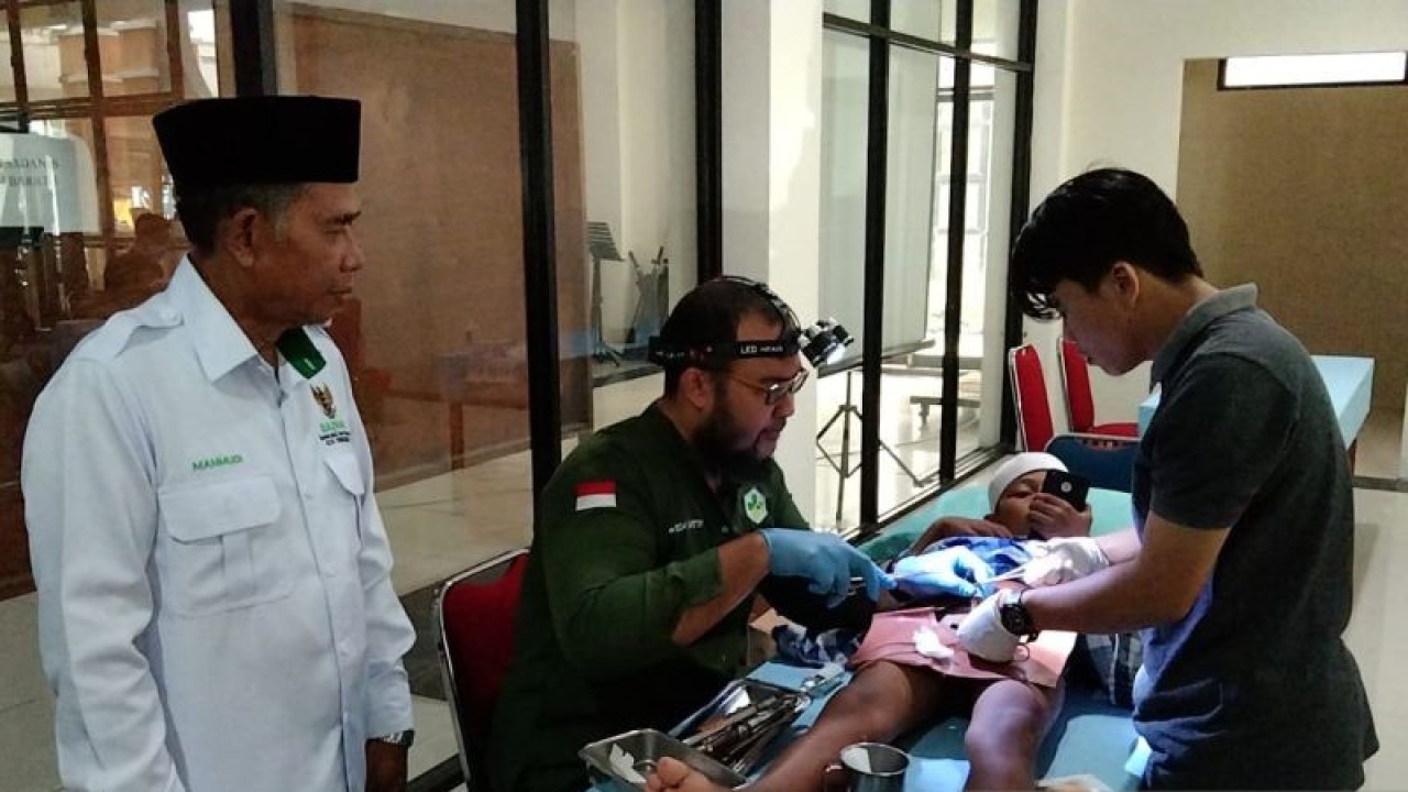 Sunatan massal yang dilaksanakan oleh Baznas Singkawang, Selasa (4/7/2023). (ANTARA/Rudi)