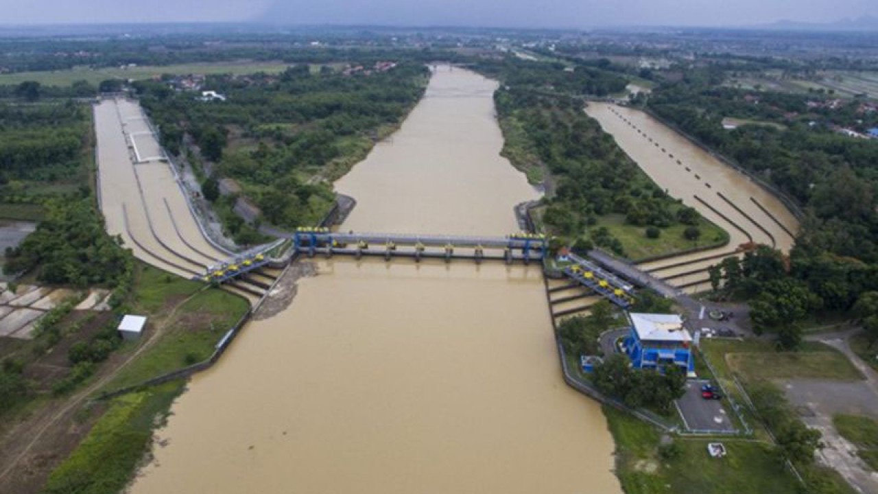 Foto udara aliran Sungai Cimanuk Bendung Rengang dari saluran irigasi pemanfaatan Bendungan Jatigede di Kabupaten Majalengka, Jawa Barat, Jumat (27/11/2020). Proyek Sistem Penyediaan Air Minum (SPAM) Jatigede merupakan proyek strategis nasional untuk mendukung infrastruktur di kawasan Metropolitan Rebana yang bertujuan untuk mendistribusikan air bersih secara merata dan meningkatkan cakupan area layanan air bersih di Wilayah Cirebon Raya dengan total kapasitas sebesar 3.500 liter per detik. (ANTARA JABAR/Adeng Bustomi/agr)