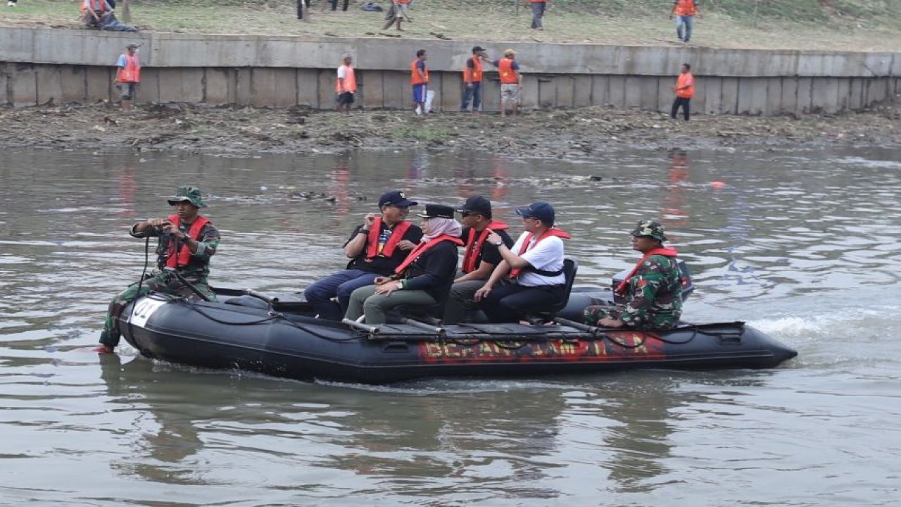 Wakil Wali Kota Administrasi Jakarta Timur Iin Mutmainah saat mengikuti susur Sungai Ciliwung di MT Haryono, Cawang, Jakarta Timur, Kamis (27/6/2023). ANTARA/HO-Kominfotik Jakarta Timur