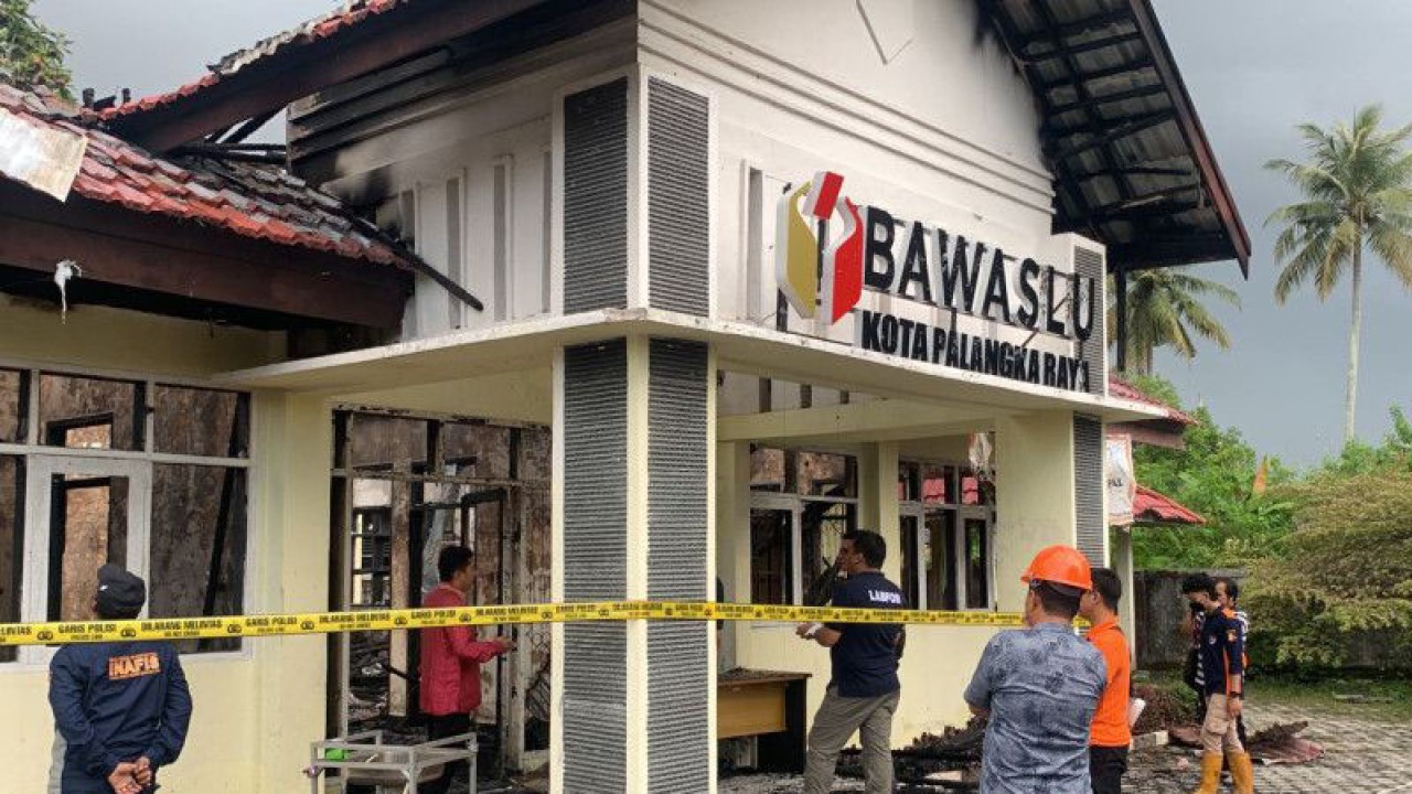 Tim gabungan dari Labfor Surabaya, Bareskrim Polri, Polresta Palangka Raya dan Polda Kalteng melakukan olah TKP di bangunan kantor Bawaslu Kota Palangka Raya yang terbakar, Jumat (21/7/2023). ANTARA/Adi Wibowo .