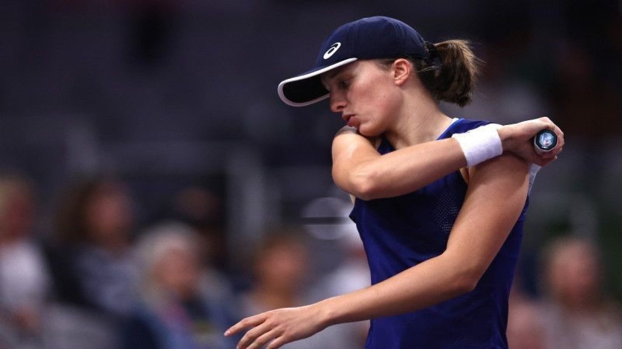 Petenis Polandia Iga Swiatek saat menghadapi Aryna Sabalenka asal Belarus pada babak semifinal turnamen WTA Texas di Dickies Arena, Fort Worth, Texas, pada 6 November 2022 (ANTARA/Getty Images via AFP/KATELYN MULCAHY/pri.)