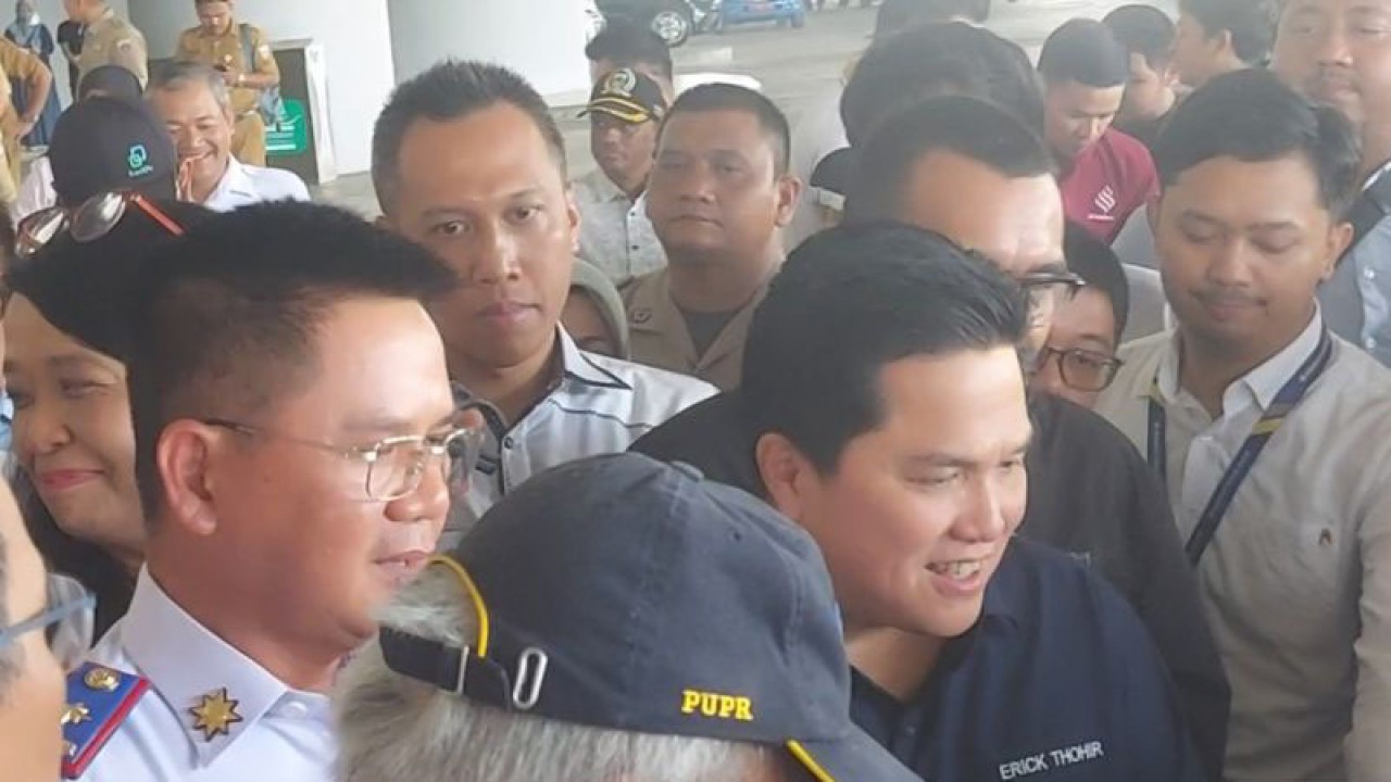 Kepala Dinas Perhubungan Provinsi DKI Jakarta Syafrin Liputo (kiri) saat mendampingi Penjabat Gubernur DKI Jakarta meninjau JIS bersama Menteri PUPR, Menpora dan Ketum PSSI, Selasa (4/7/2023). ANTARA/Abdu Faisal