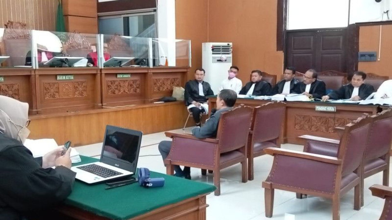 Dosen dan Ahli Hukum Pidana dari Universitas Islam Negeri (UIN) Syarif Hidayatullah Alfitra saat menjadi saksi pada sidang lanjutan terdakwa Mario Dandy dan Shane Lukas di Pengadilan Negeri Jakarta Selatan, Selasa (18/7/2023) ANTARA/Ilham Kausar