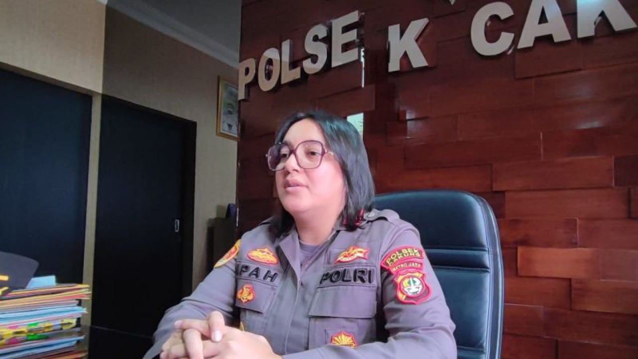 Kapolsek Cakung Kompol Syarifah Chaira Sukma saat memberikan keterangan pers di Mapolsek Cakung, Jakarta Timur, Kamis (20/3/2023). ANTARA/Syaiful Hakim
