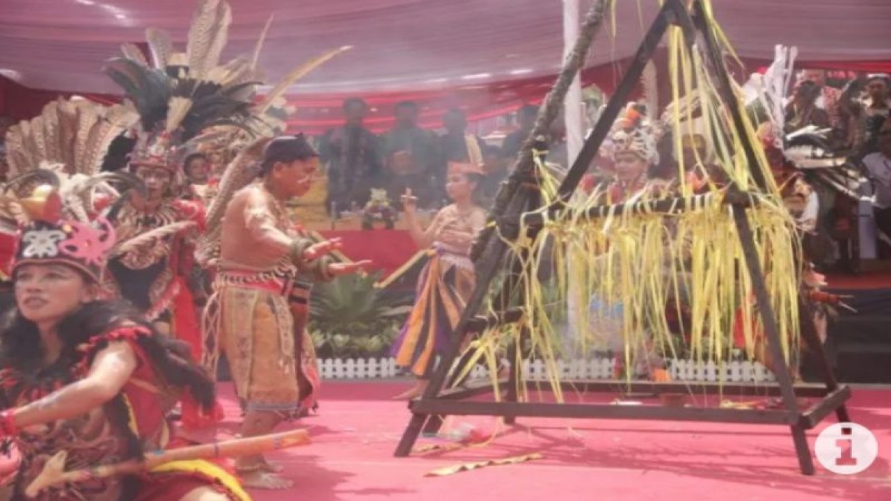 Tradisi Manaik Manau asal Kecamatan Upau Kabupaten Tabalong di ajang Blitar Ethnic Nasional Carnival 2 di Kota Blitar, Jawa Timur, Sabtu (15/7/2023). (ANTARA/HO-Pemkab Tabalong)