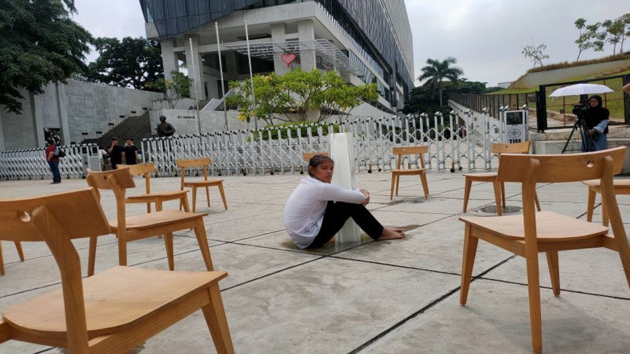 Dimas Prasinggih, seorang seniman asal Kepulauan Riau yang menampilkan seni koreografi dengan memeluk balok es selama selama sepuluh jam di Pelataran Taman Ismail Marzuki, Cikini, Jakarta Pusat, Sabtu (1/7/2023). ANTARA/Risky Syukur