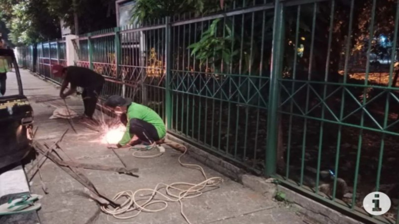 Petugas Suku Dinas Pertamanan dan Kehutanan (Tamhut) Jakarta Timur memperbaiki pagar yang berlubang di Hutan Kota, Cawang, Jakarta Timur, Rabu (26/7/2023). Perbaikan pagar hutan kota itu untuk mengantisipasi terjadinya tindakan asusila yang diduga dilakukan oleh kelompok lesbian, gay, biseksual dan transgender (LGBT). ANTARA/HO-Sudin Tamhut Jaktim