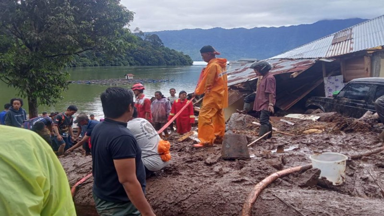 Kondisi tanah longsor di Tanjung Sani, Kecamatan Tanjung Raya, Kabupaten Agam, Jumat (14/7/2023). ANTARA/Altas Maulana