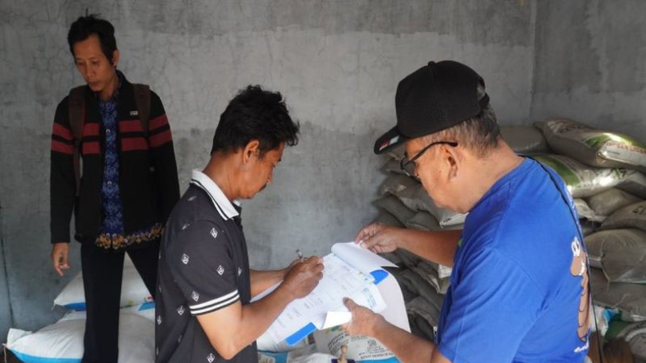 Seorang kelompok tani sedang mendapatkan bantuan pupuk organik cair dari Kementerian Pertanian melalui Pemkab Batang, Senin (17/7/2023). (ANTARA/Kutnadi)