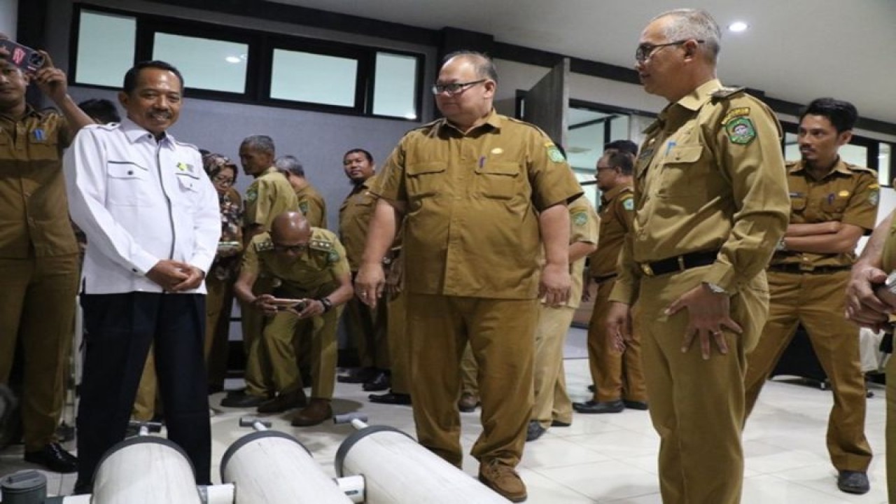 Sosialisasi teknologi tepat guna Tanki Septik Terapung sebagai salah satu upaya mendorong keterlibatan semua pihak dalam rangka mewujudkan status Open Defecation Free (ODF) di Kota Singkawang.  (Rudi)